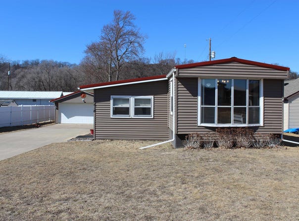 618 Sunset View Street, Harpers Ferry, IA 52146