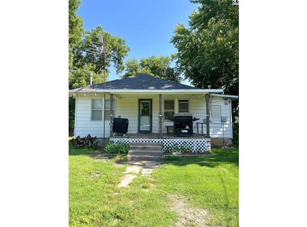 616 E Monroe St, Sterling, KS 67579