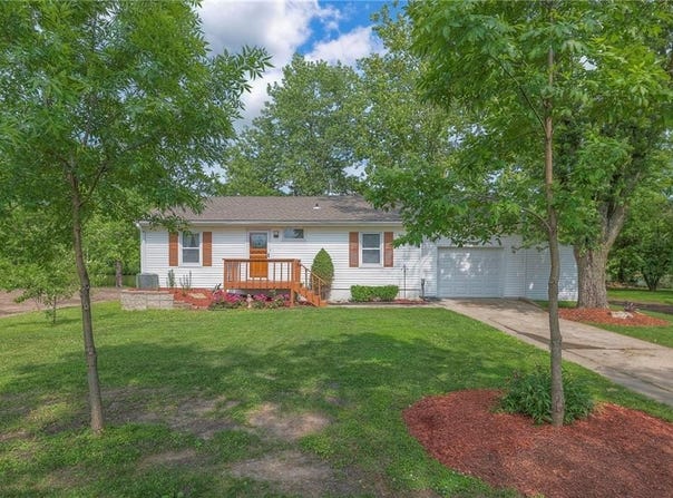 25605 S Lake Annette Road, Freeman, MO 64746