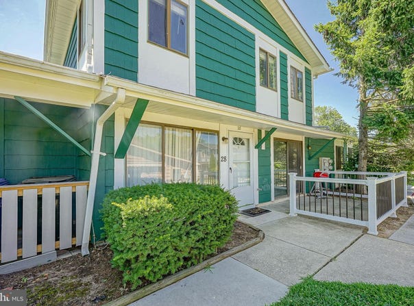 28 BIRCHWOOD Court, WEST DEPTFORD, NJ 08066