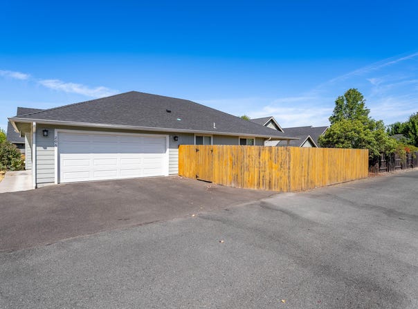 206 SE Grandview Avenue, Grants Pass, OR 97527