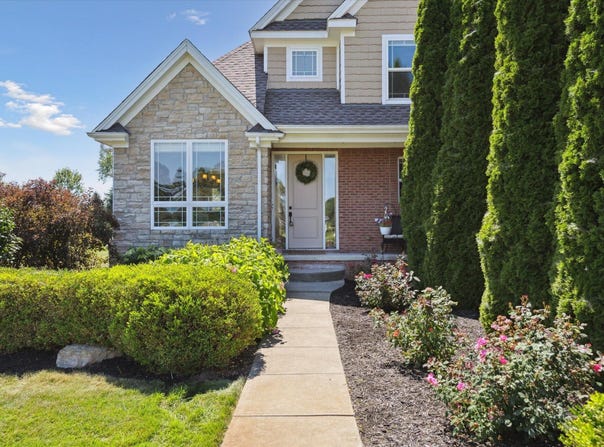 198 W Auburn Trail, Brighton, MI 48114