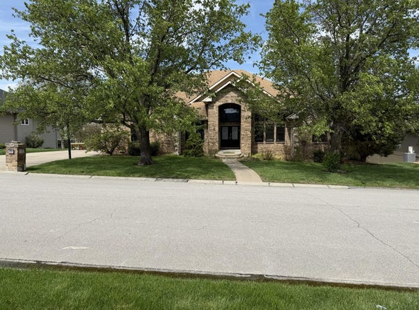 305 Meadow Ln, Marshall, MO 65340