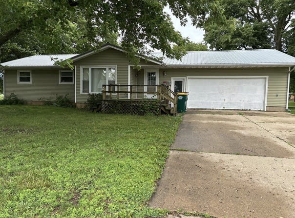 301 S 2nd Street, Walnut, IL 61376