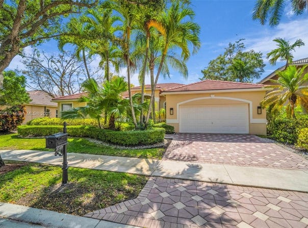 3739 Oak Ridge Cir, Weston, FL 33331