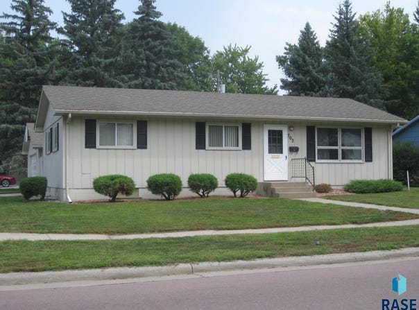 702 E 10th St, Dell Rapids, SD 57022