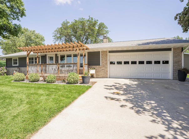 611 Gemini Rd., Hinton, IA 51024