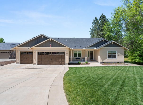 1060 Anglers Place, Shady Cove, OR 97539