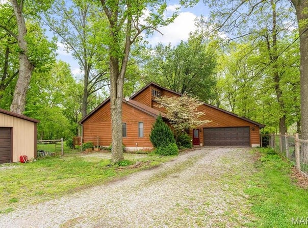 22000 East Road, Carlyle, IL 62231