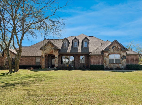82 Forest Hills Circle, Gunter, TX 75058