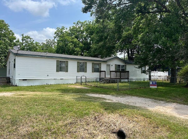 6214 Railroad Street, Wallis, TX 77485