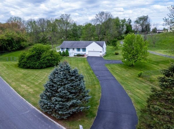 5 Carriage Ln, Hardyston Twp., NJ 07419-9635