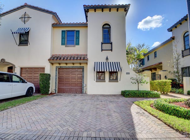 810 Via Villagio, Hypoluxo, FL 33462