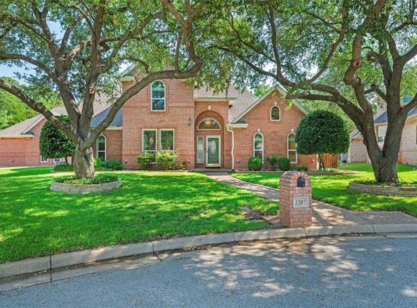 2207 Tournament Trail, Arlington, TX 76017