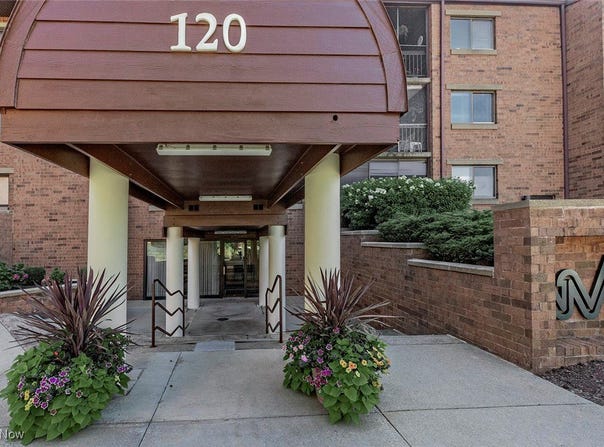 120 Fox Hollow Drive unit: 304B, Mayfield Heights, OH 44124