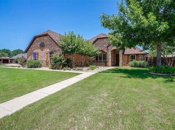 2811 Willow Ridge Circle, Granbury, TX 76049