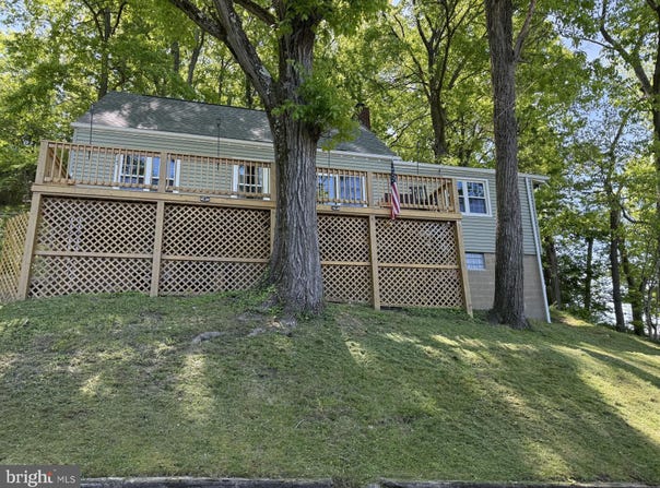 32 FAIRFAX Drive, WHEELING, WV 26003