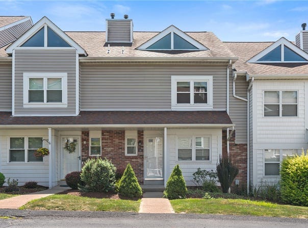 131 Old Village Lane, Bethel Park, PA 15102