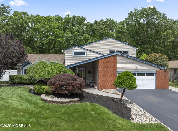 28 Sugarbush Road, Howell, NJ 07731