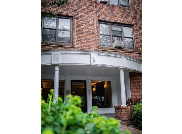 1 Townhouse Place, Great Neck, NY 11021