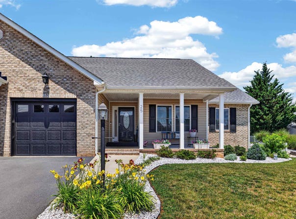 25 MERIWETHER CIR, Stuarts Draft, VA 24477