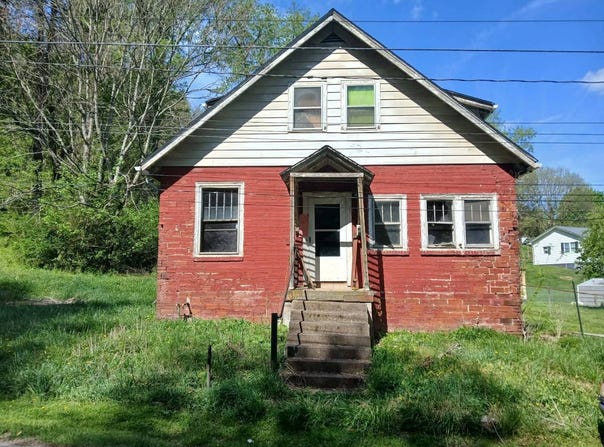 118 Montgomery Rd, Weston, WV 26452
