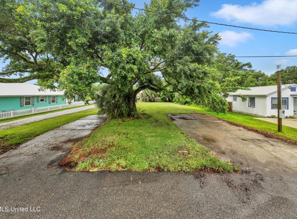 306 Union Street, Bay Saint Louis, MS 39520