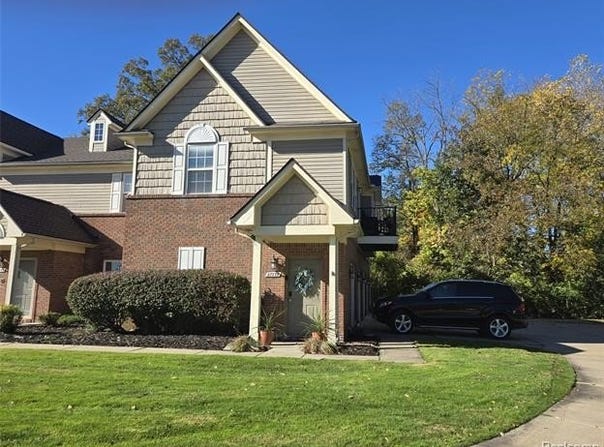 27239 Hidden Oaks Drive, Brownstown Twp, MI 48183