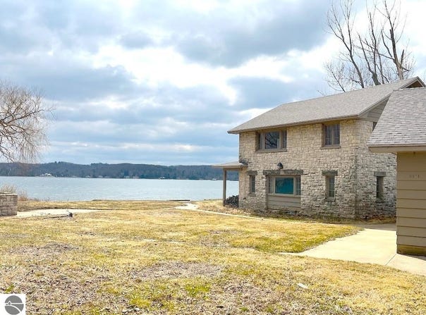 3171 Midway Drive, Onekama, MI 49675