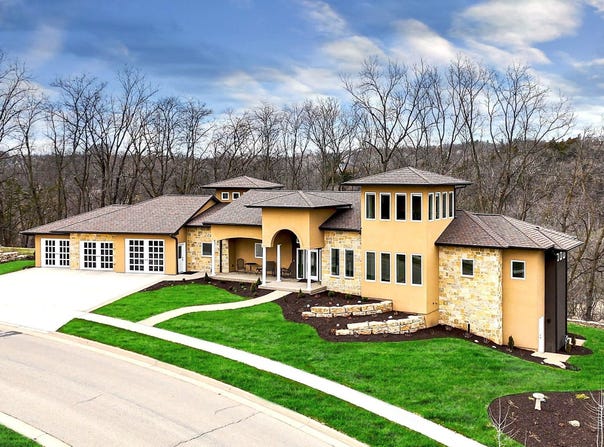 1735 Creek Wood, Dubuque, IA 52003