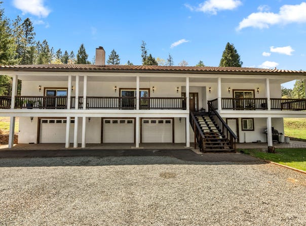 2295 W Evans Creek Road, Rogue River, OR 97537