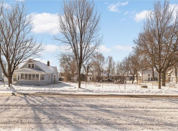 16 Sycamore Street E, Saint Paul, MN 55117
