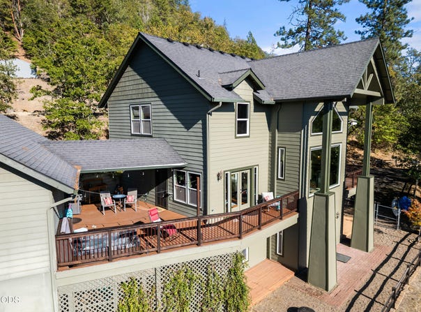 33 Quail Run Drive, Shady Cove, OR 97539
