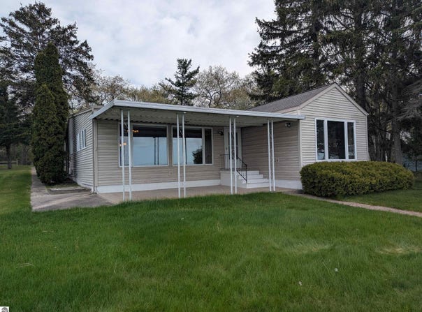 1082 S Sixth Street, Au Gres, MI 48703