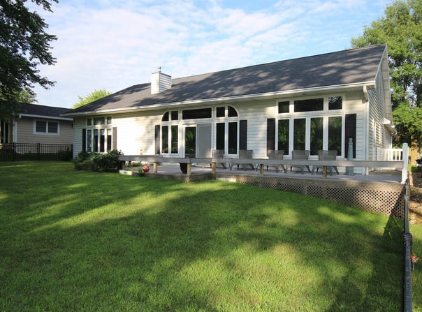 946 Emerald Hills Dr S, Arnolds Park, IA 51331