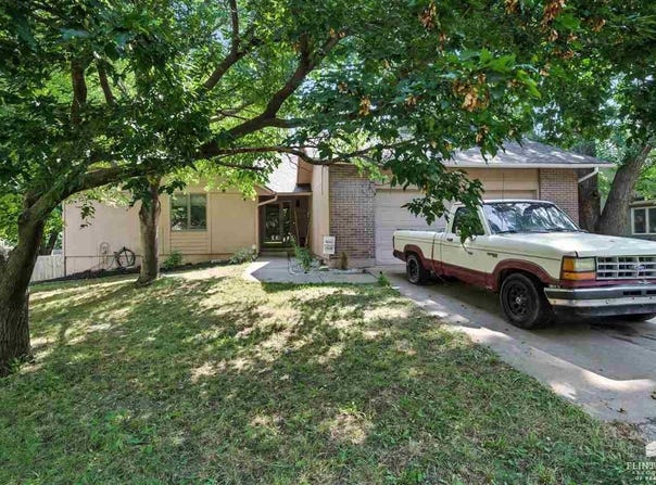 2120 Fox Meadows, Manhattan, KS 66503