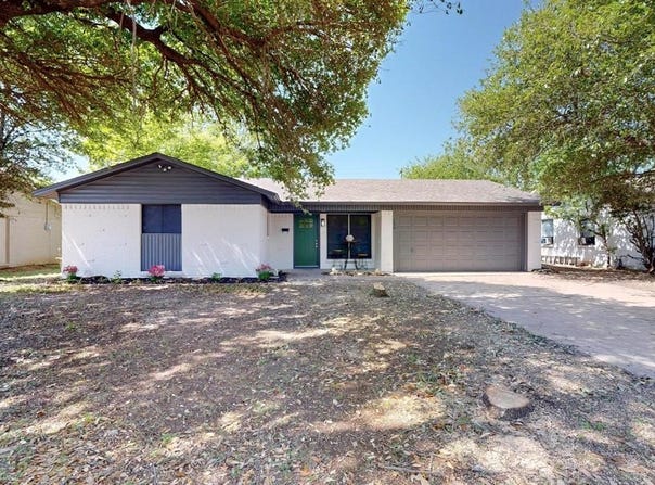 128 SE Gardens Boulevard, Burleson, TX 76028