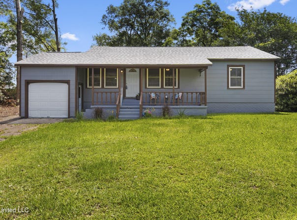 221 N Vardaman Street, Wiggins, MS 39577