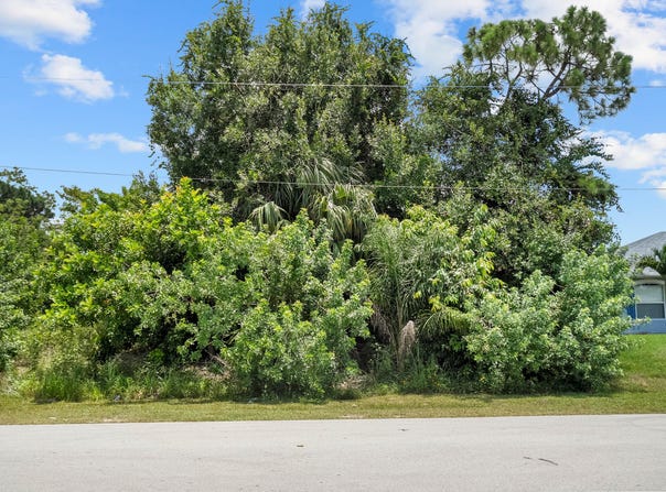 2077 SW Americana Street, Port Saint Lucie, FL 34953