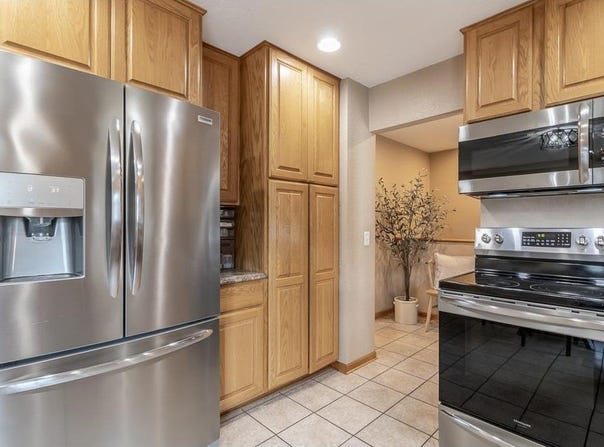 385 N Lexington Avenue, Le Center, MN 56057