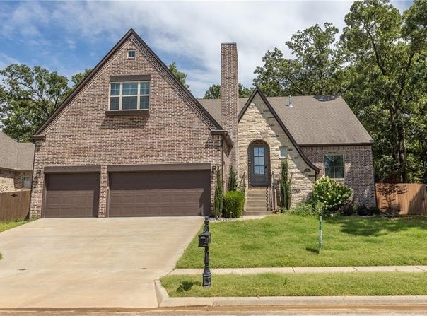 346  N Ainsley  LOOP, Fayetteville, AR 72704