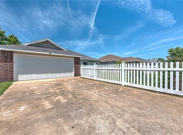 64 Cheryl  CIR, Bentonville, AR 72712