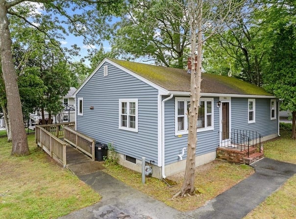 946 Thorndike St, New Bedford, MA 02745