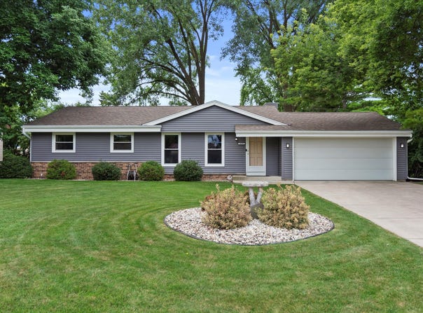 14255 W Glen Meadow Dr, New Berlin, WI 53151