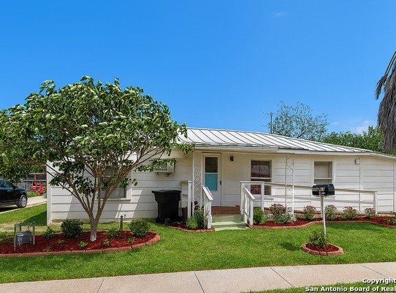 111 Fernandez, Devine, TX 78016