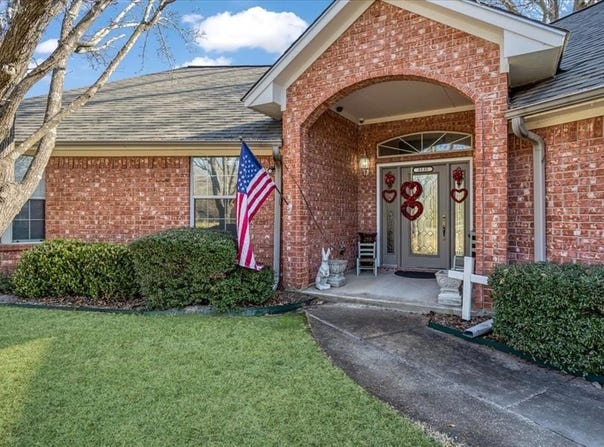 3135 Woodglen Drive, Commerce, TX 75428