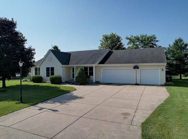 404 Pleasant St, Eagle, WI 53119