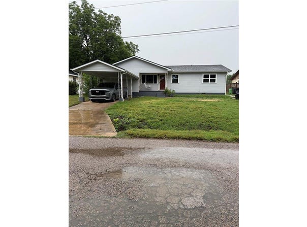 800 E 17th St, Prague, OK 74864