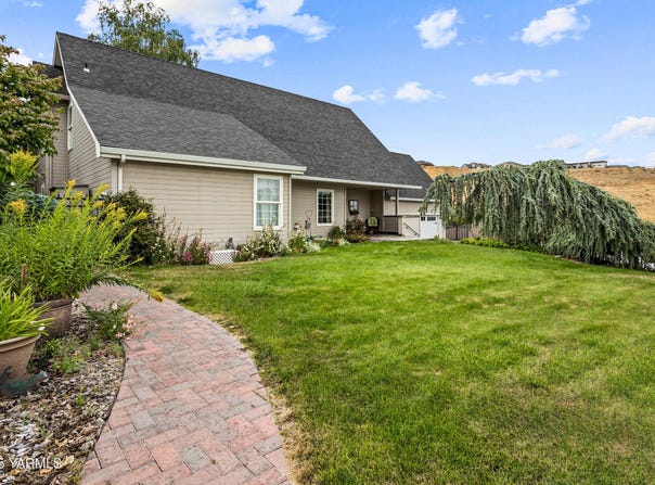 408 S 10th St, Selah, WA 98942