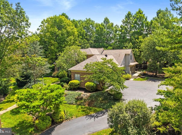 2138 WATERFORD DRIVE, LANCASTER, PA 17601